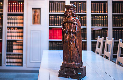 La statue de Saint-Yves dans la salle du Conseil de l'Ordre