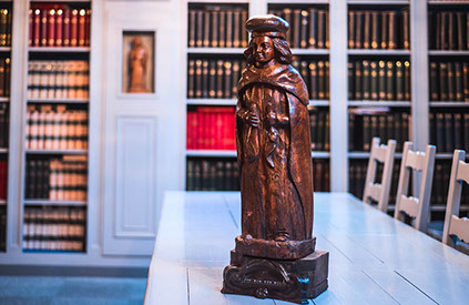 La statue de Saint-Yves dans la salle du Conseil de l'Ordre La statue de Saint-Yves dans la salle du Conseil de l'Ordre